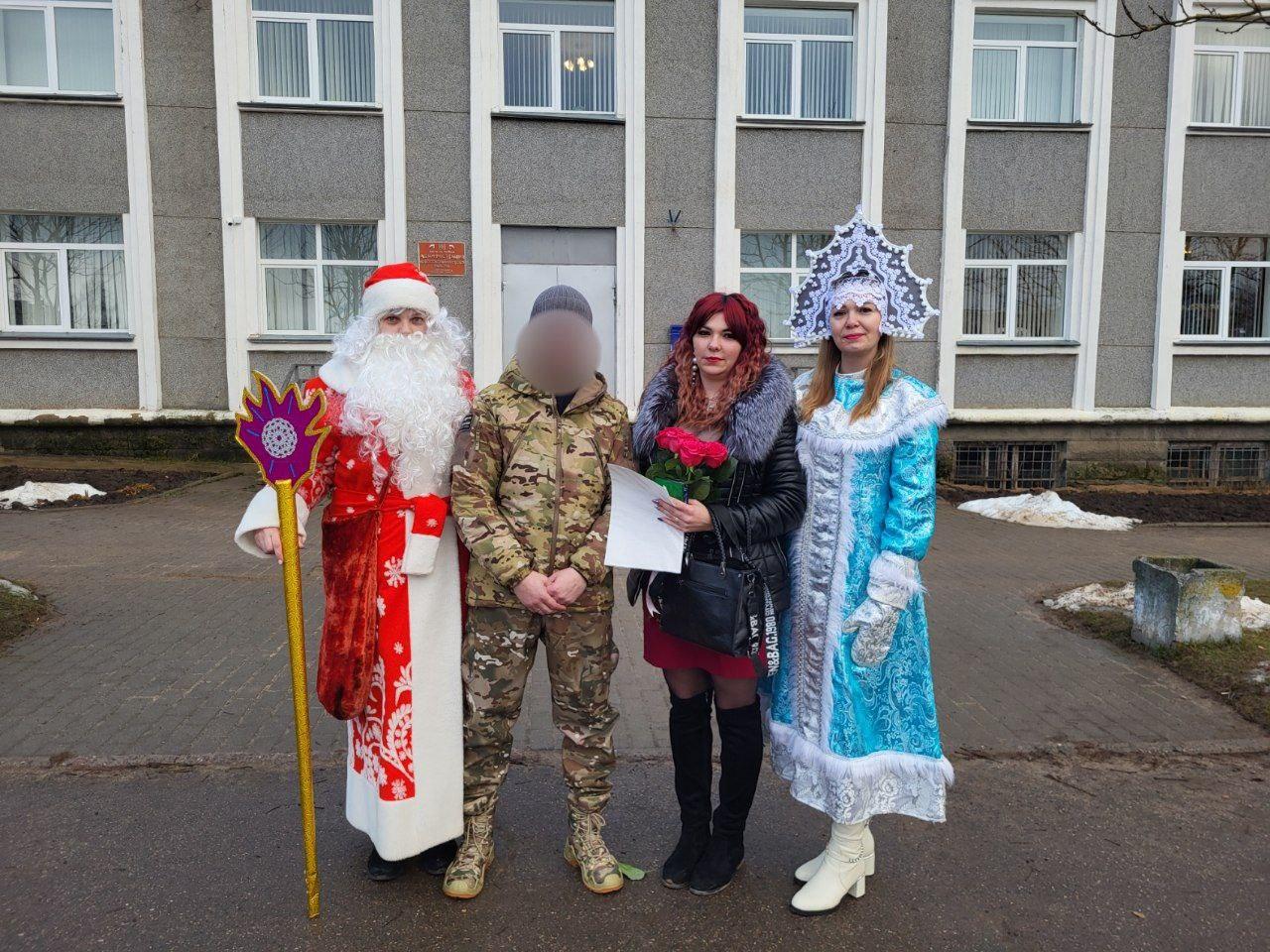 В преддверии Нового года Дед Мороз и Снегурочка поздравили новосокольничан с наступающим праздником на улицах города.