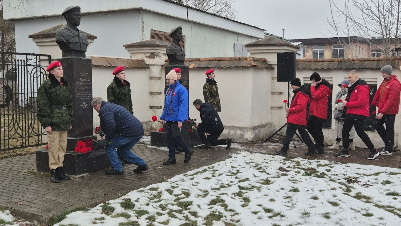 В Новосокольниках прошла  торжественно-траурная церемония  в честь  25-летия подвига псковских десантников.