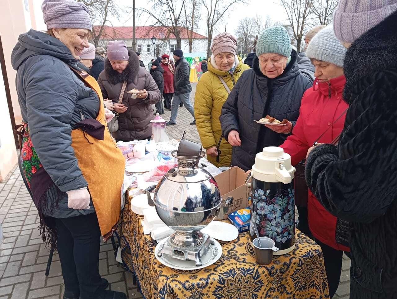 Сегодня в Новосокольниках прошло шумное и яркое народное гулянье &quot;Масленица&quot;.