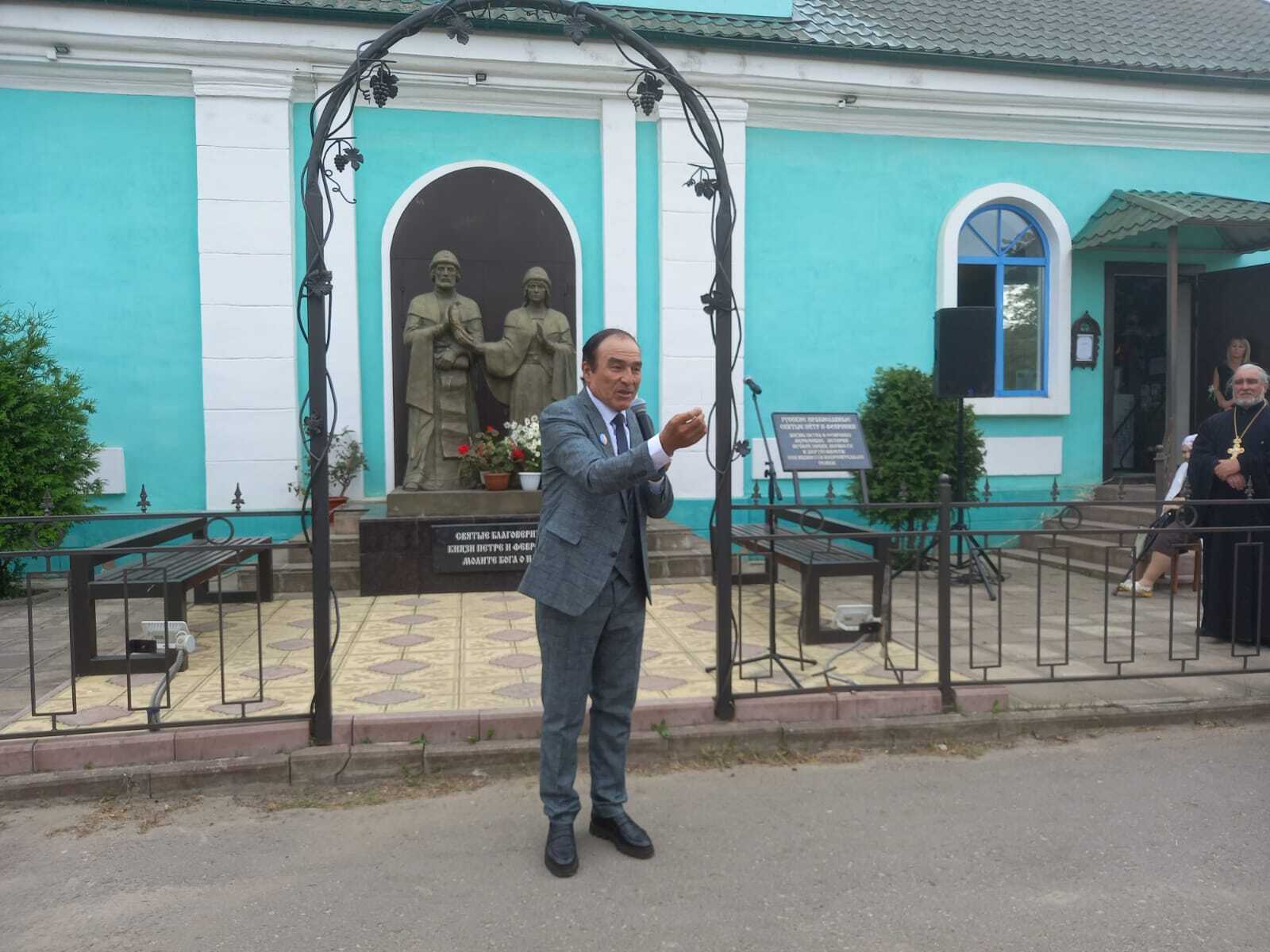 Оперный певец Хурсанд Шеров из Узбекистана в ходе велопробега посетил Новосокольники.