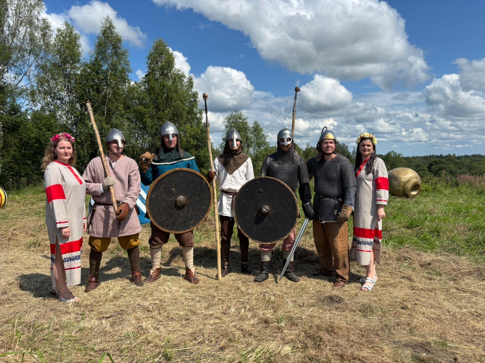 У деревни Горожане Новосокольнического района проходит фестиваль &quot;Историческая лаборатория&quot;.