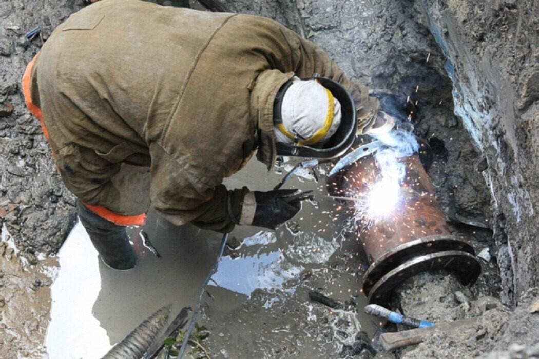 Произошел аварийный прорыв водопровода у дома №26 по ул. Тихмянова в г. Новосокольники.