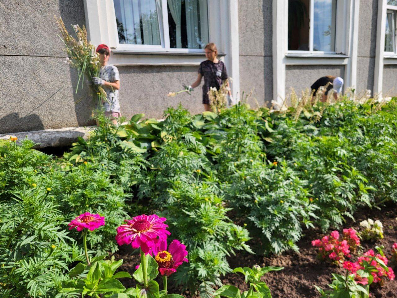 На каникулах достаточно времени для отдыха и для труда.