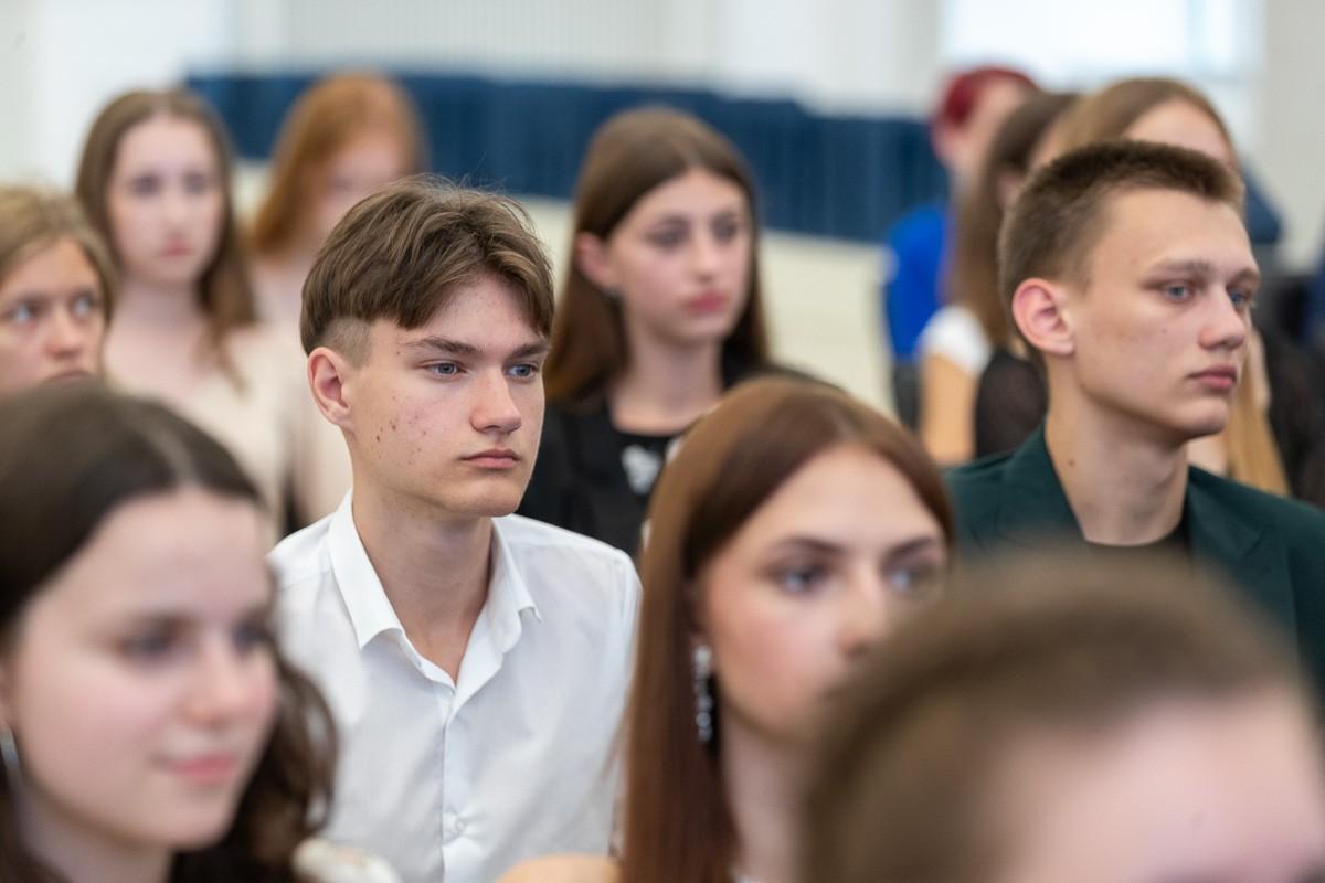 Губернатор встретился с лучшими выпускниками школ Псковской области.