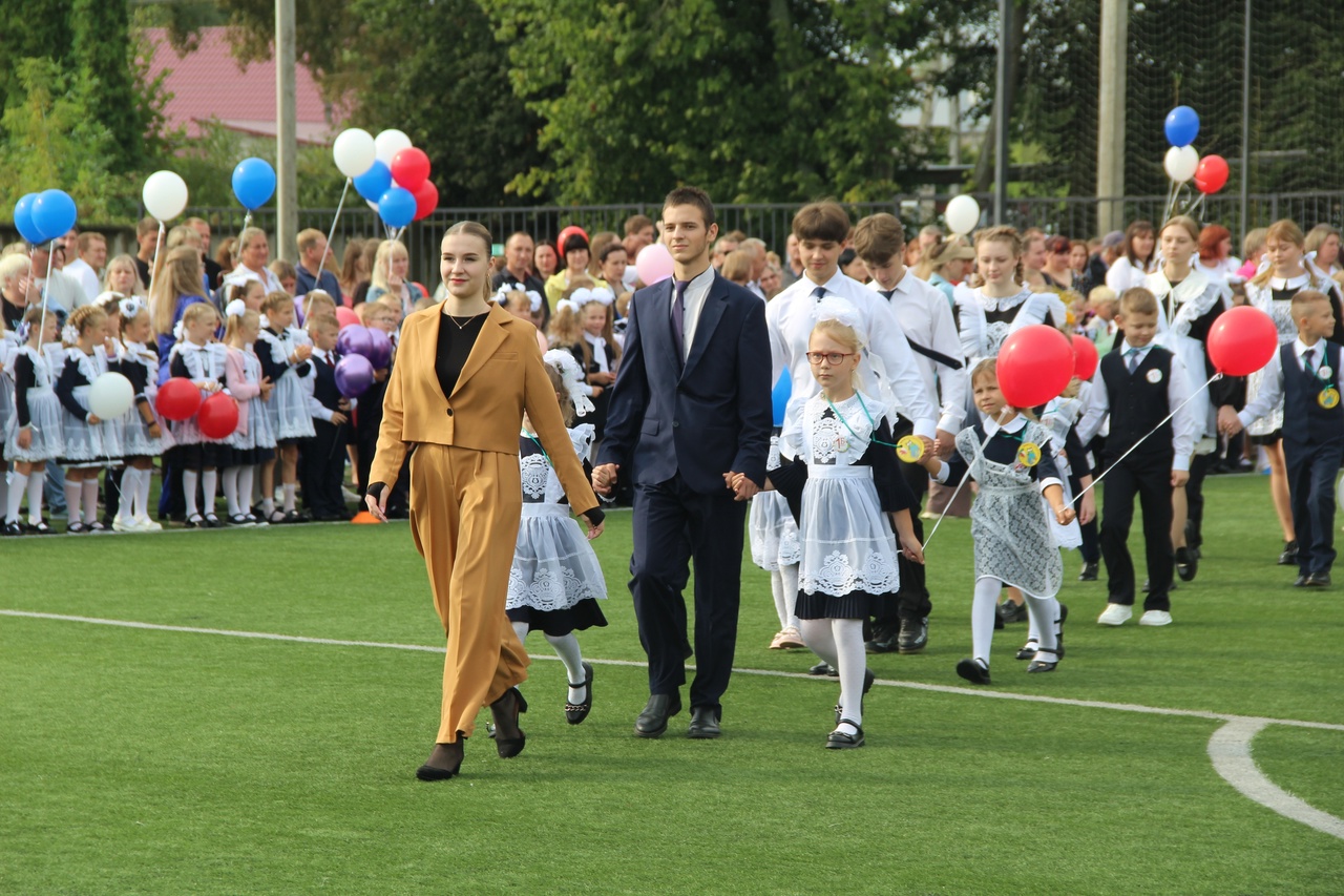 Сегодня на городском стадионе прошла торжественная линейка, посвящённая Дню знаний .