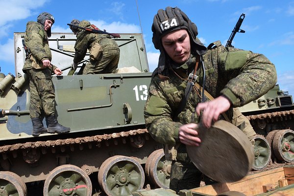 Служба по контракту – это возможность защищать свою страну. Военную карьеру  выбирают настоящие, сильные духом мужчины..