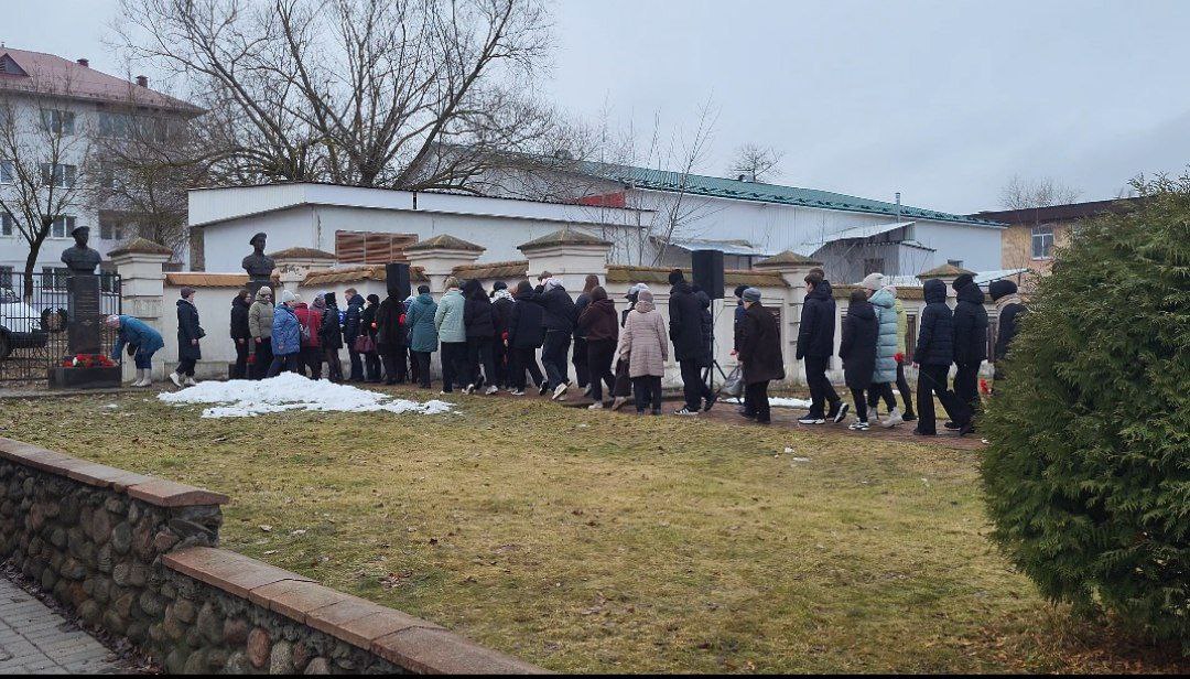 В Новосокольниках прошёл митинг, посвящённый подвигу героев - десантников в Аргунском ущелье Чечни.