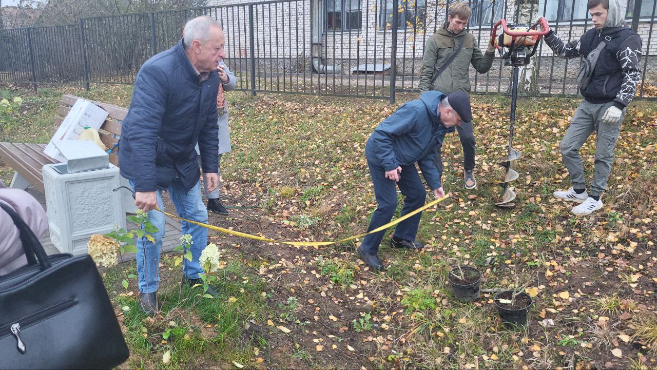 На объекте, благоустраиваемом в рамках ФКГС, высаживаются деревья и декоративные кустарники.