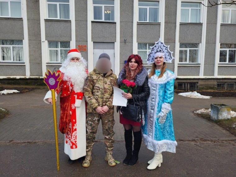 В преддверии Нового года Дед Мороз и Снегурочка поздравили новосокольничан с наступающим праздником на улицах города. В преддверии Нового года Дед Мороз и Снегурочка поздравили новосокольничан с наступающим праздником на улицах города.