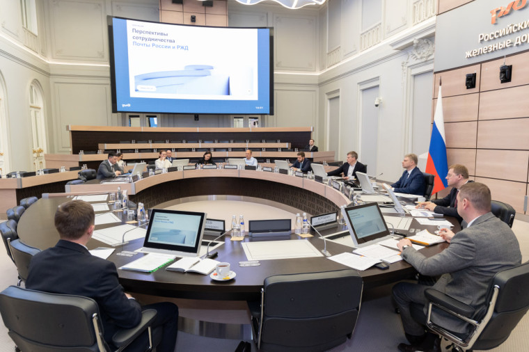 Почта России и РЖД планируют расширить сервис почтовых контейнерных поездов. Почта России и РЖД планируют расширить сервис почтовых контейнерных поездов.