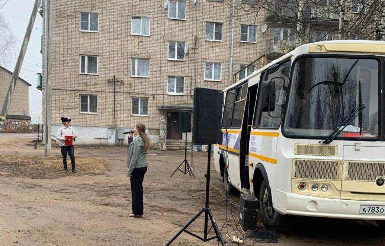 На территориях избирательных участков в Новосокольниках в день выборов прошли концерты для населения.